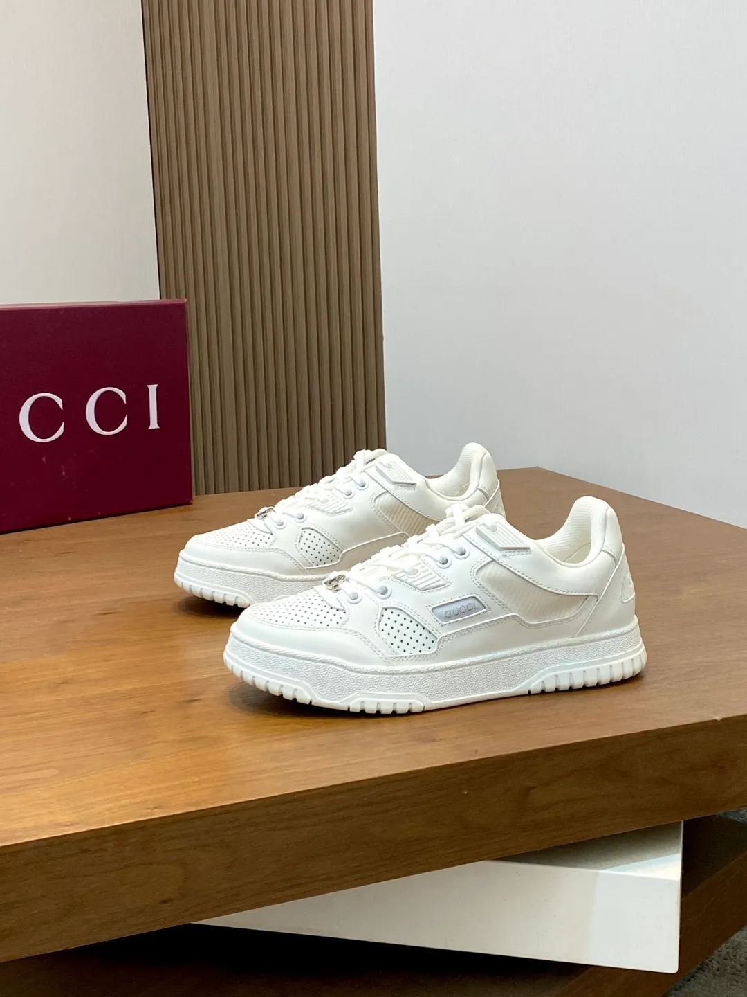 Men's Shoes 💰660 𝐆𝐮𝐜𝐜𝐢 𝐑𝐞-𝐖𝐞𝐛 As the first sneaker created by Sabato De Sarno for Gucci, the Re-Web series reinterprets the brand's classic stripes and sets off the modern silhouette design with bold and unique details. These shoes are crafted from white leather. This new sneaker is ingeniously decorated with many of the brand's classic details, and is equipped with a bright red and green webbing tongue, which will make people fall in love at first sight. White leather treated with a special process for softness and luster, with an embossed grainy texture. Script Gucci logo and interlocking G web label with Interlocking G and script Gucci logo. Rubber outsole with interlocking G detail eyelets. Web tongue. Size: 39-44 (customized for sizes 38 and 45)